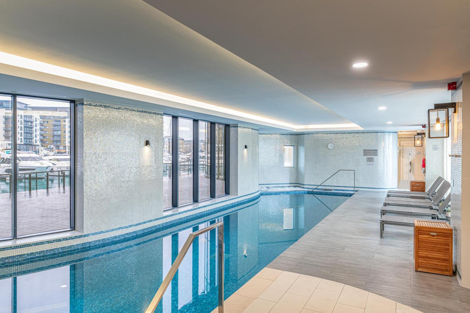 Harbour Hotel & Spa Southampton Exteriör bild The pool at the hotel