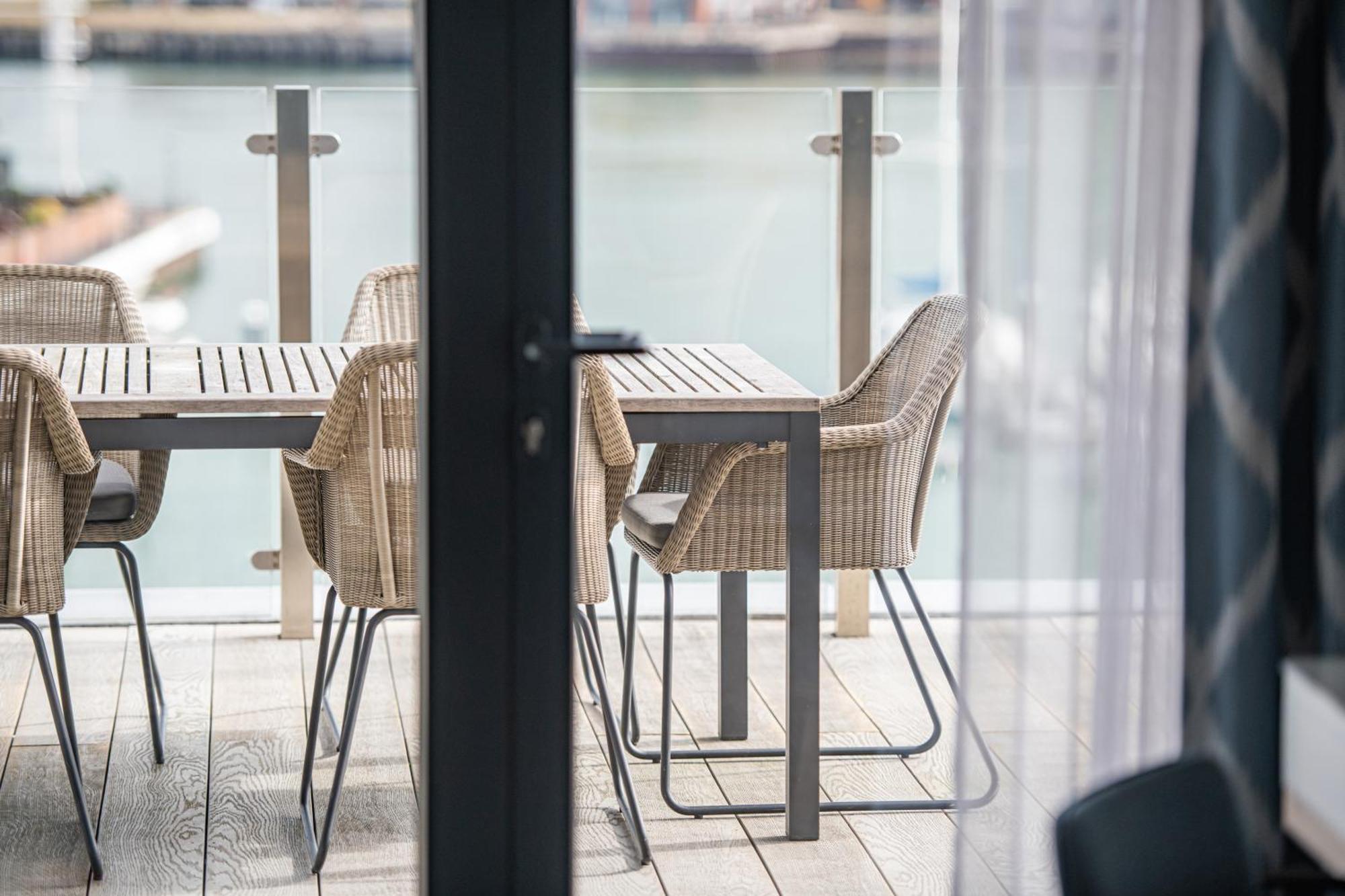 Harbour Hotel & Spa Southampton Rum bild The deck of a floating home