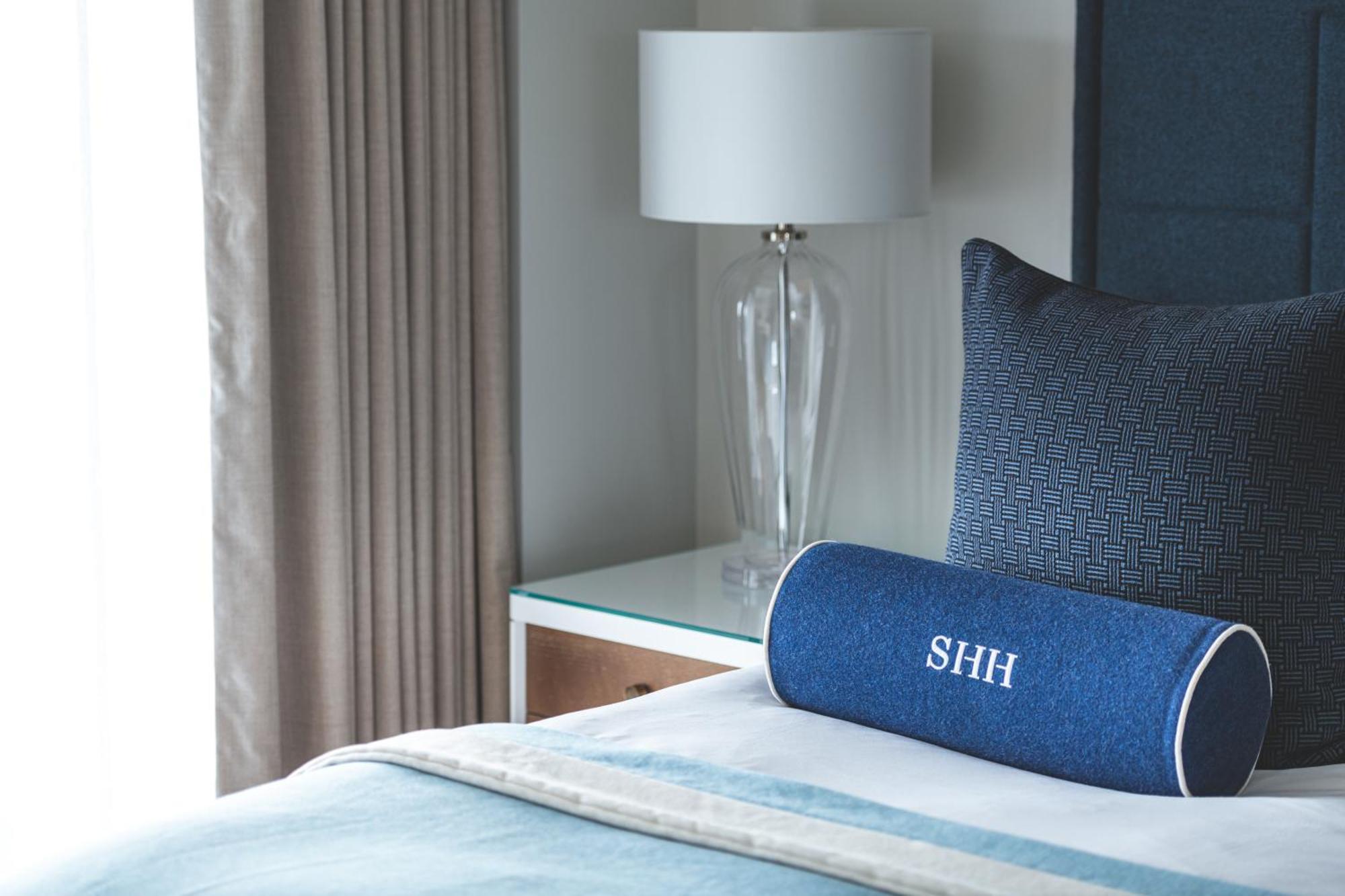 Harbour Hotel & Spa Southampton Rum bild A bolster pillow