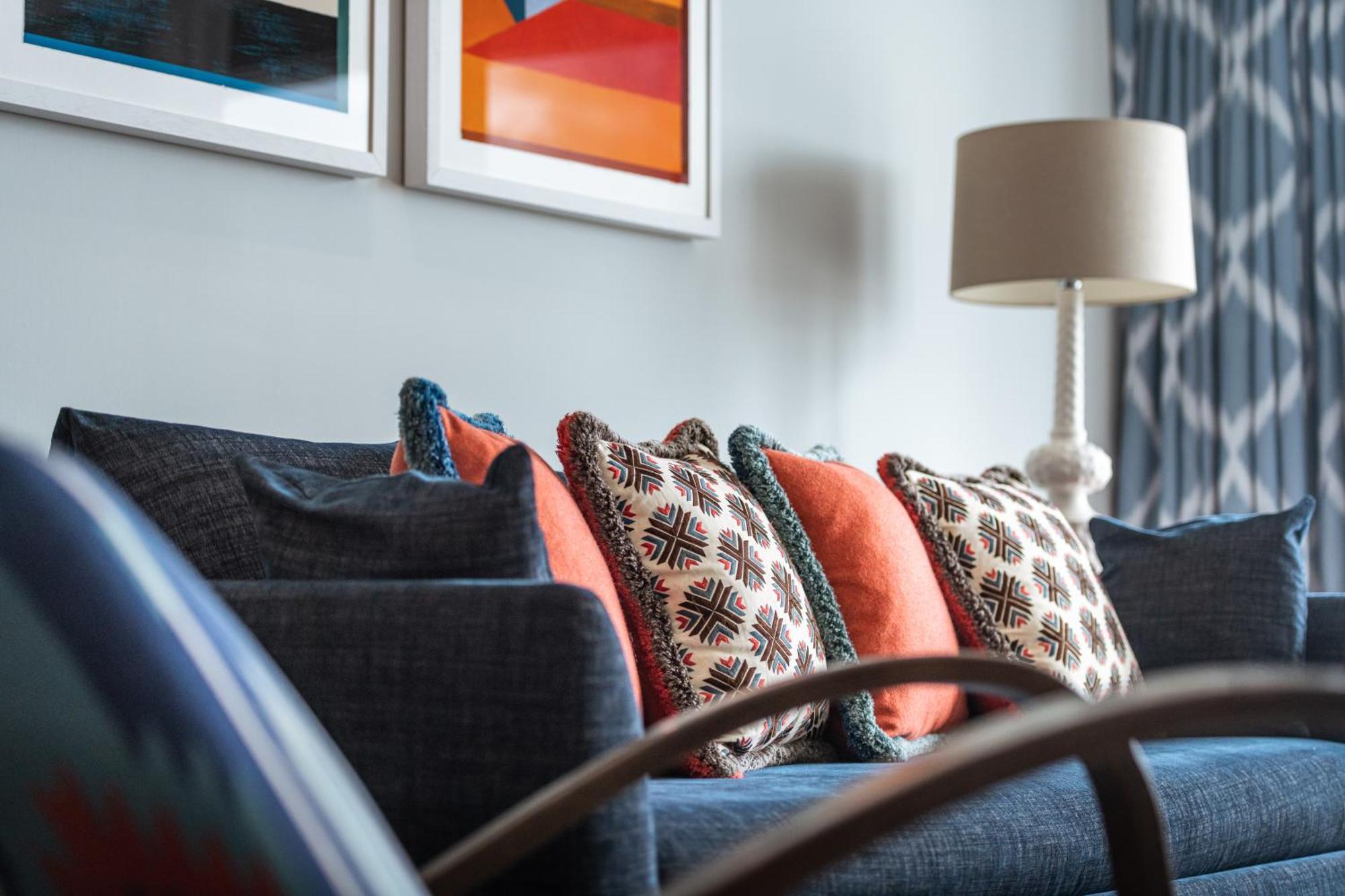Harbour Hotel & Spa Southampton Rum bild A sofa with cushions