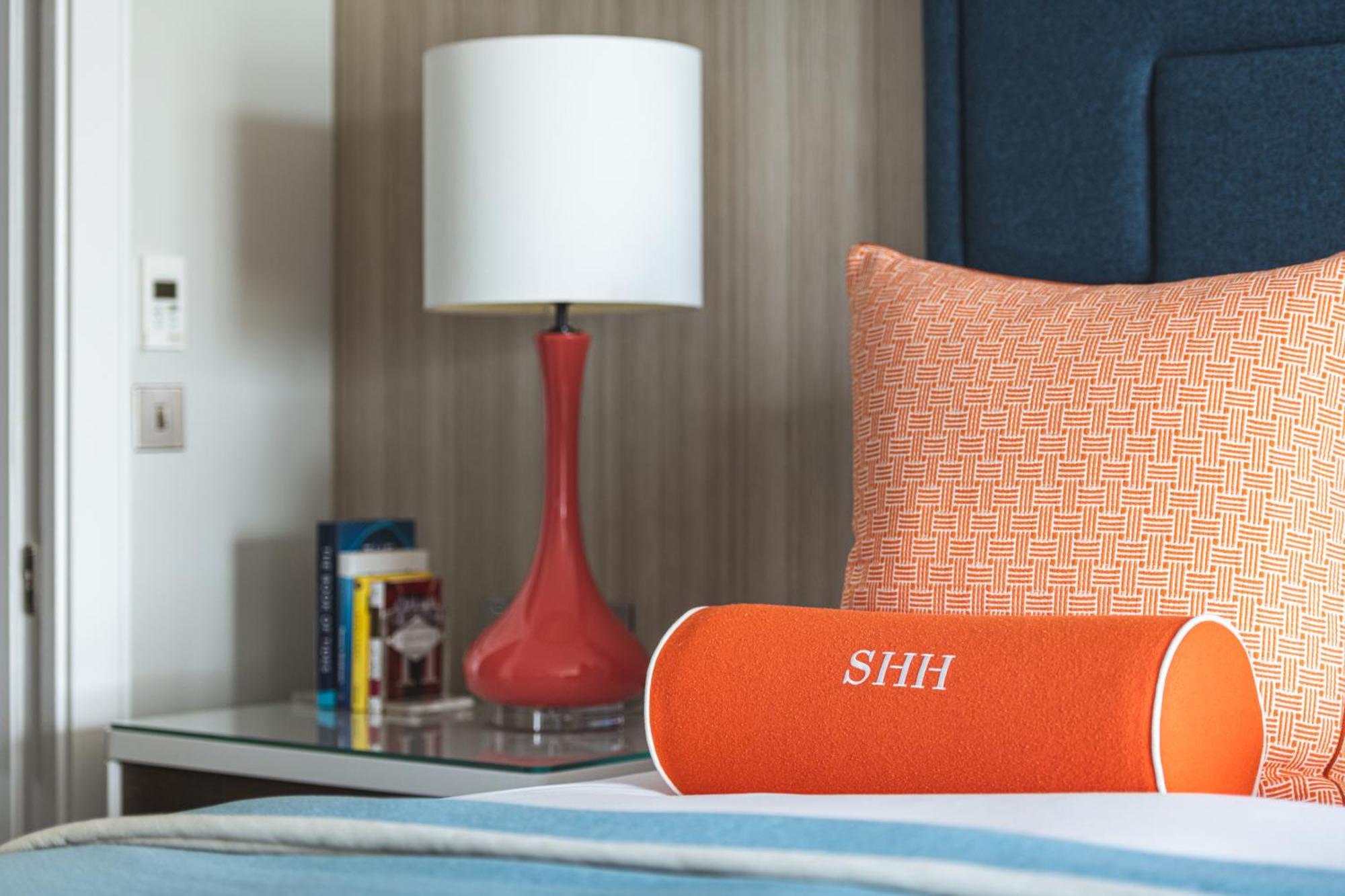 Harbour Hotel & Spa Southampton Exteriör bild A bolster pillow