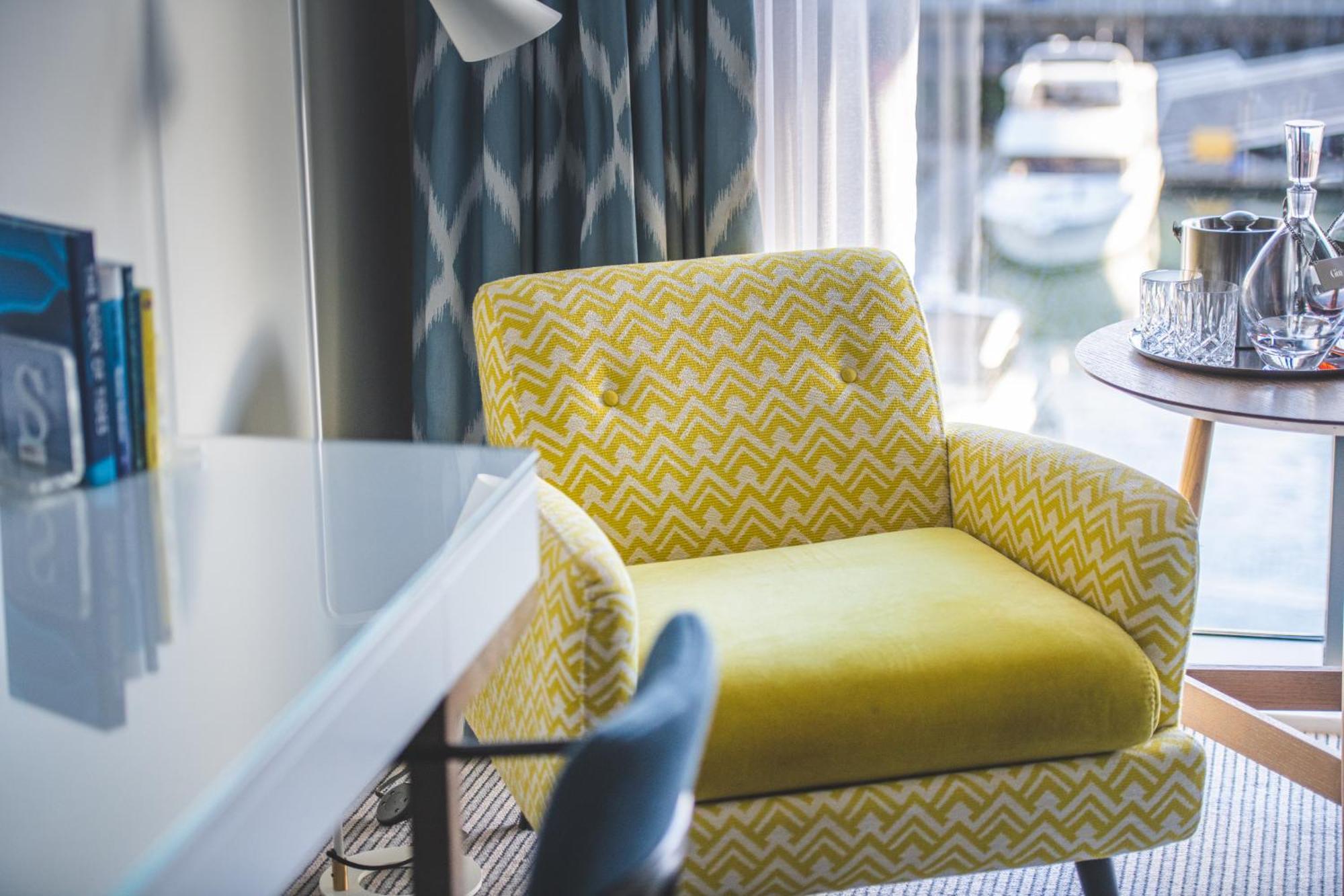 Harbour Hotel & Spa Southampton Exteriör bild A chair in a hotel room