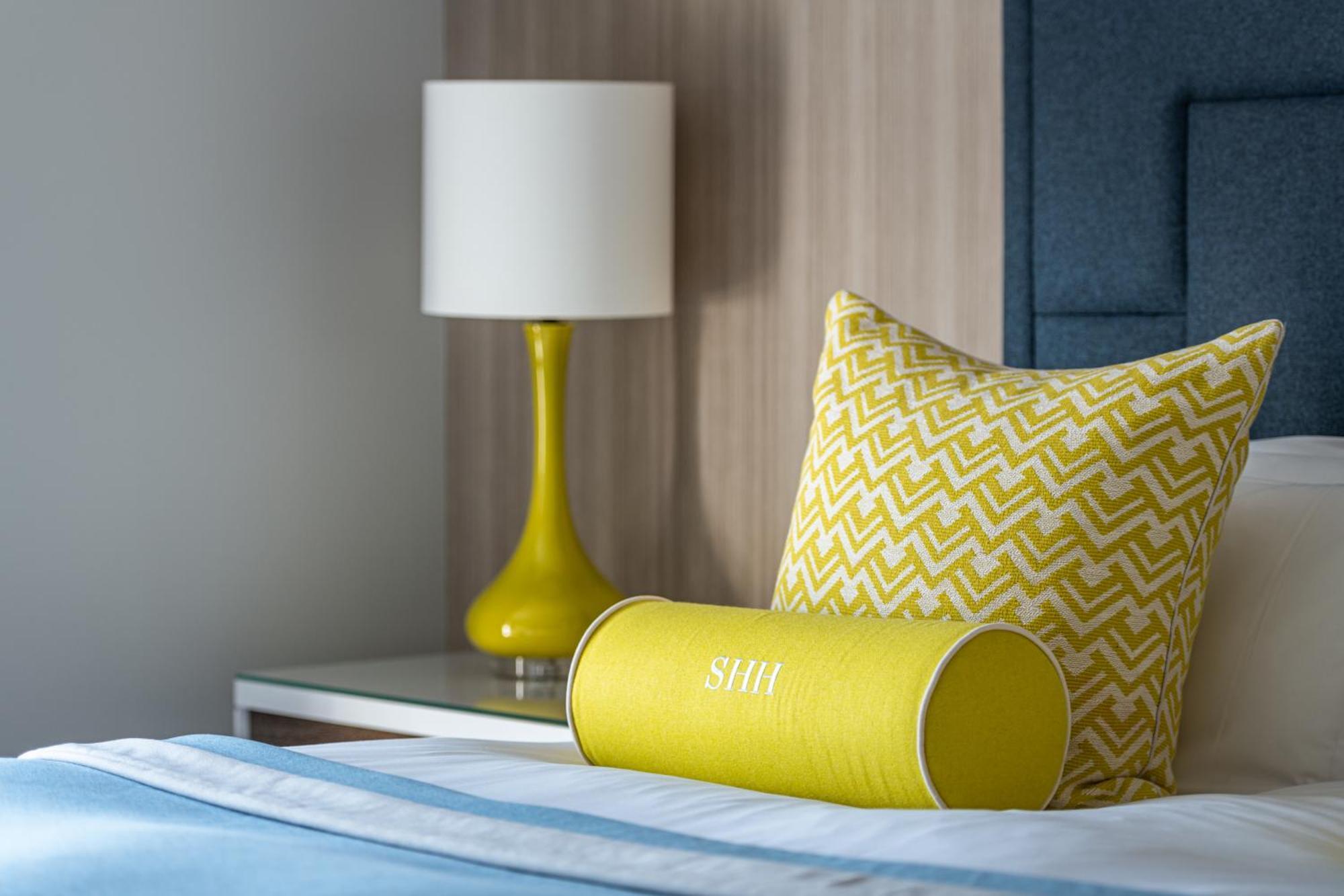 Harbour Hotel & Spa Southampton Exteriör bild A bolster pillow