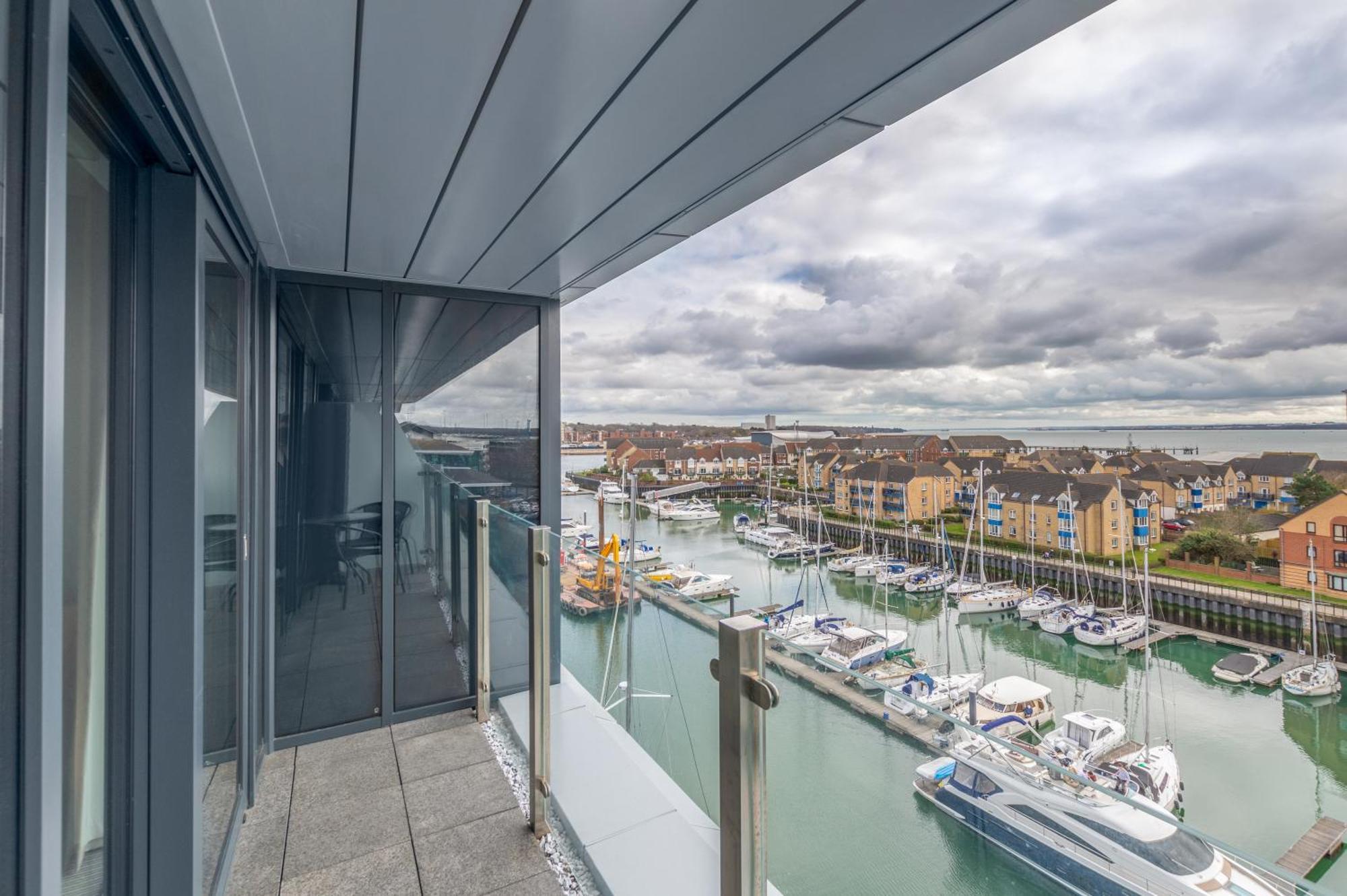 Harbour Hotel & Spa Southampton Rum bild View from a balcony at Ocean Village Marina