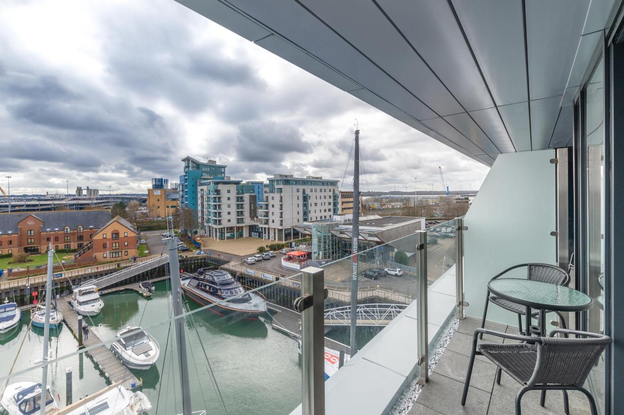 Harbour Hotel & Spa Southampton Rum bild View from a balcony at The Beacon